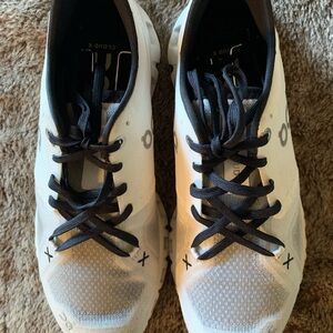 ON Cloud X 3 woMens running shoes….preowned
